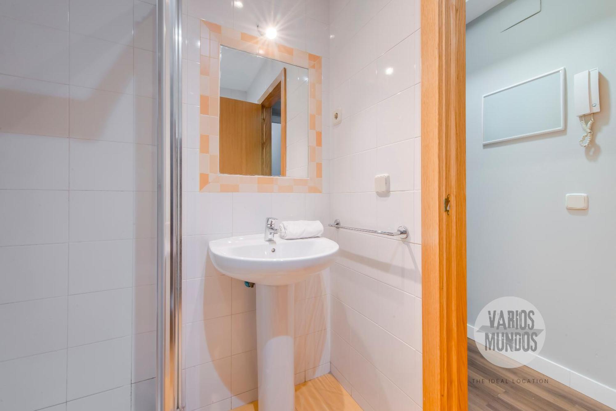 Pequeno Rincon Para 3, En Plaza De Chueca Madrid Ngoại thất bức ảnh